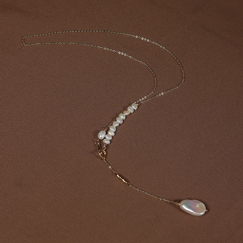 Long Keshi Pearl Pendant Gold Chain Necklace exhibits a unique design and fashionable style.