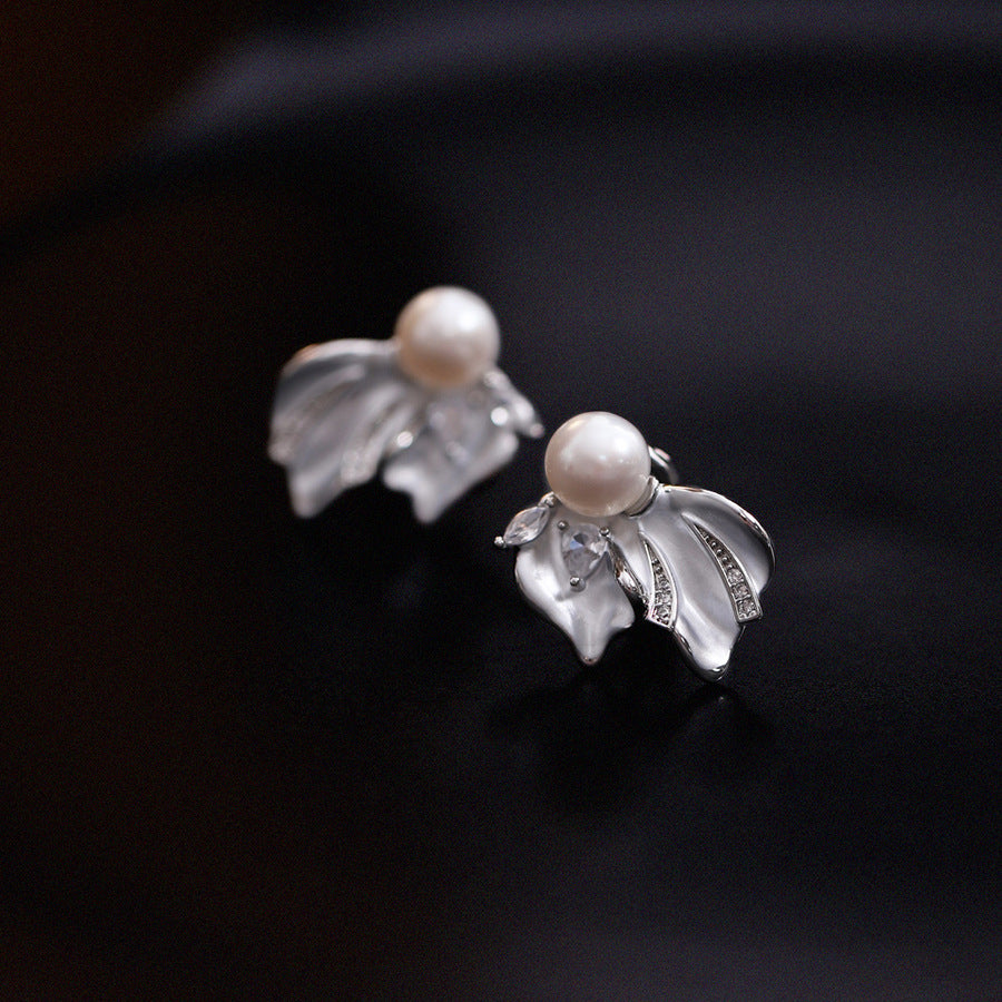 Fishtail Grace – 7mm Freshwater Pearl Earrings