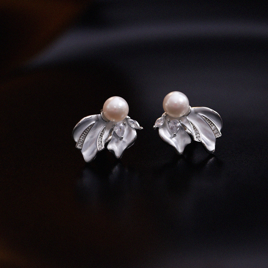 Fishtail Grace – 7mm Freshwater Pearl Earrings
