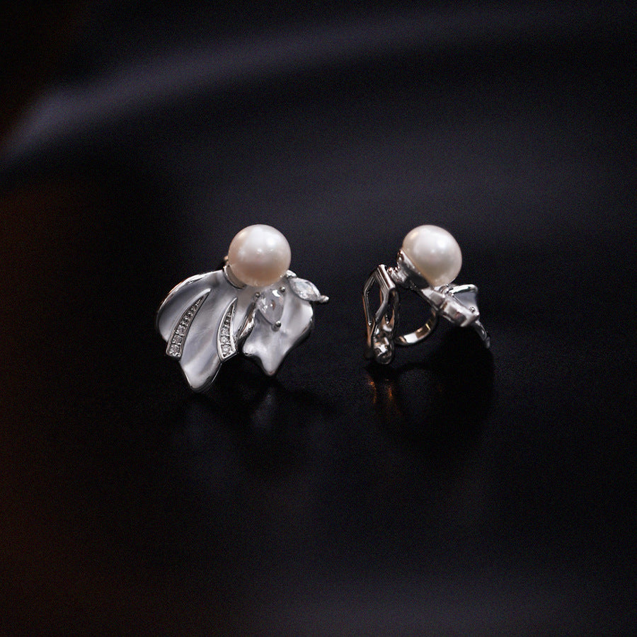 Fishtail Grace – 7mm Freshwater Pearl Earrings