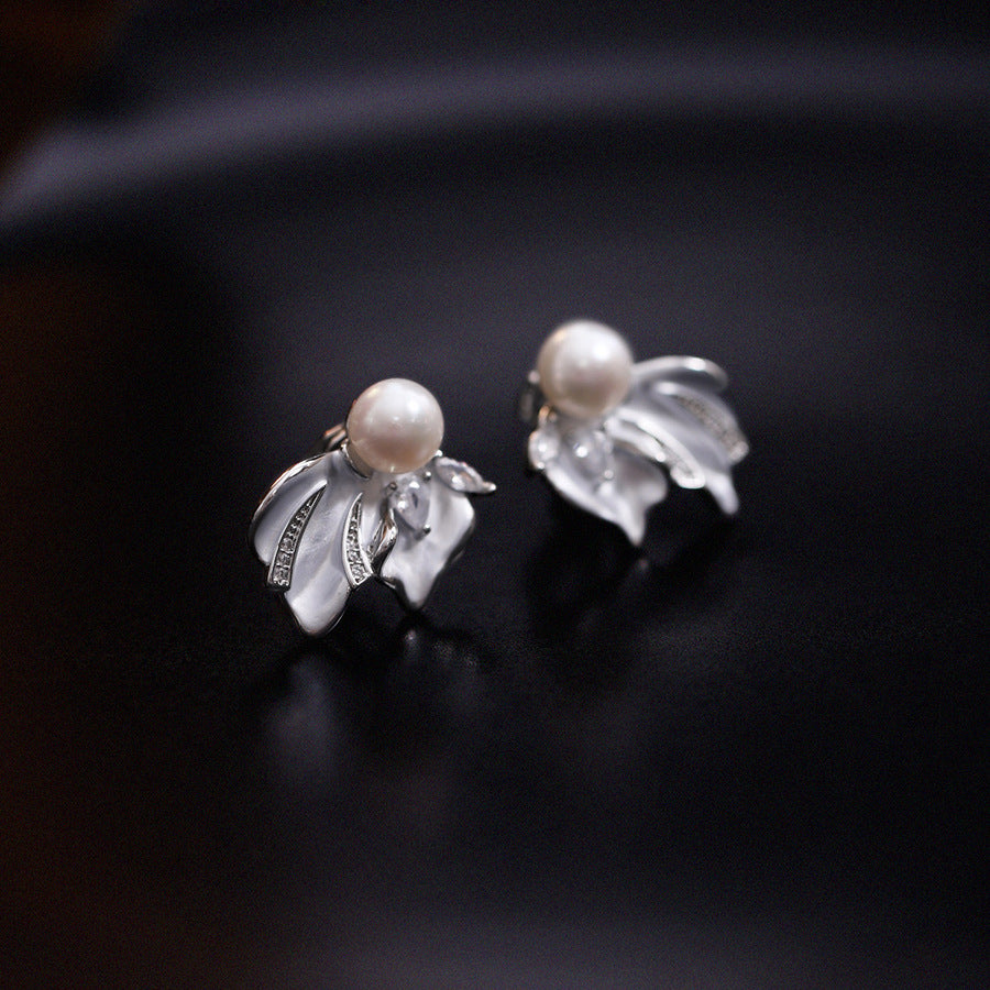 Fishtail Grace – 7mm Freshwater Pearl Earrings