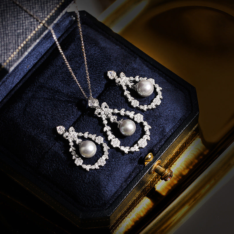 Floral Halo – Grey Freshwater Pearl Pendant Necklace