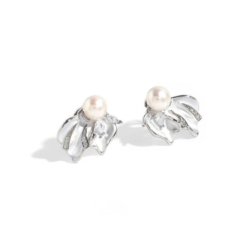 Fishtail Grace – 7mm Freshwater Pearl Earrings