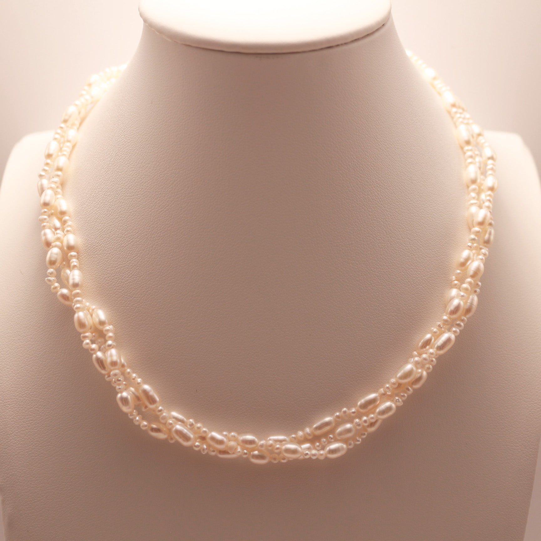 Oval Freshwater Pearls Twisted Chain Necklace showcases a captivating luster and an elegant style.