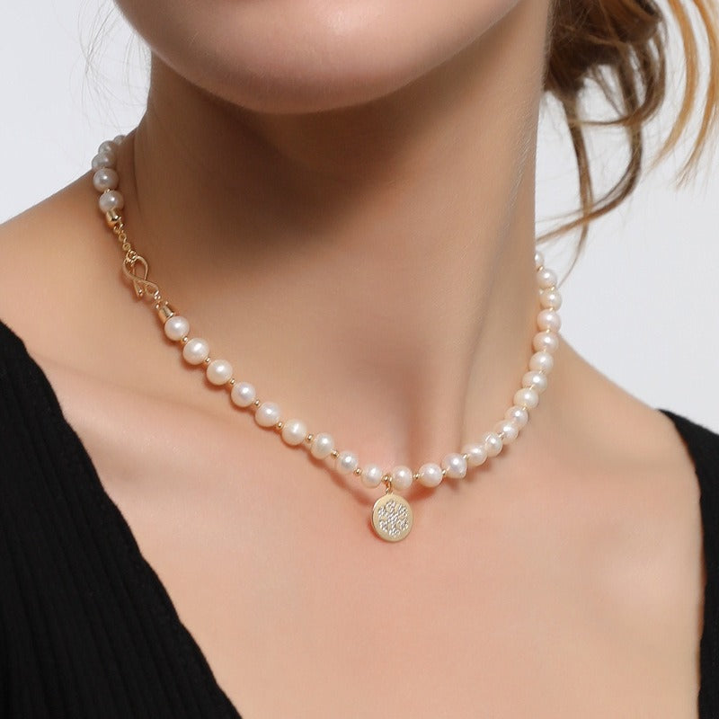 Real-person display of Snowflake Gold Pendant Freshwater Pearl Choker Necklace