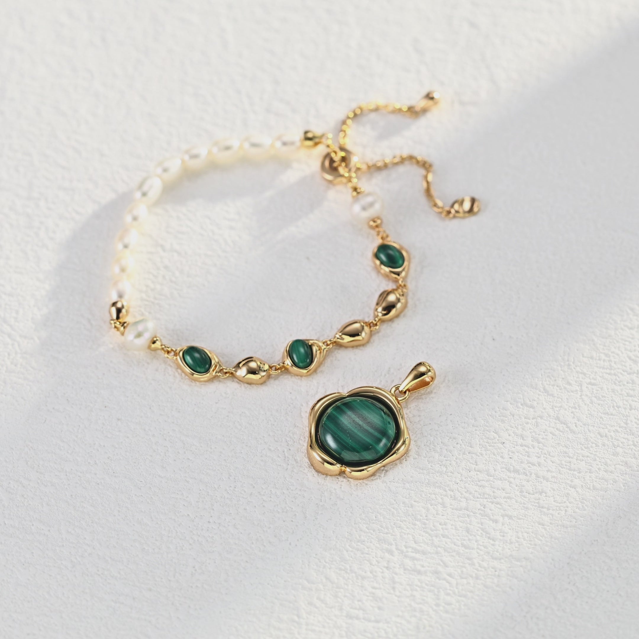Emerald Glow – Malachite & Pearl Bracelet